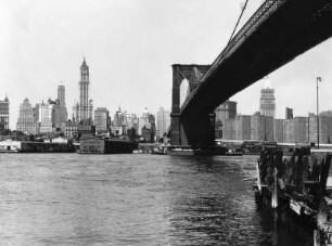 Brooklyn Bridge, New York, aus der Serie 'Die Welt des Tabaks'