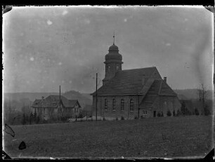 Kirche und Krankengebäude M6 in Richtung Burgruine Weibertreu