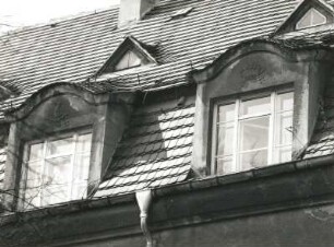 Dresden-Pieschen, Hubertusstraße 53/57. Wohnhauszeile (um 1928). Mansardenfenster und Dreiecksgauben (Nr. 55, 3. Obergeschoss)