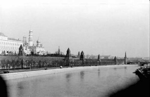 Moskau [Russland]: Kremlmauer und Moskwa