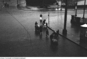 Dresden. "Flüchtlingselend". Umsiedler am Terrassenufer, auf Schlossplatz und Georgij-Dimitroff-Brücke (Augustusbrücke), 1945