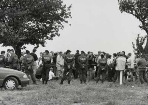 Offizieller Baubeginn für die Bundesautobahn 17 am 21.08.1998 am künftigen Autobahndreieck Dresden-West. Demonstranten kontra Autobahn und Polizeikette unmittelbar gegenüber am Sperrband : Dresden. Offizieller Baubeginn für die Bundesautobahn 17 am 21.08.1998 am künftigen Autobahndreieck Dresden-West. Demonstranten kontra Autobahn und Polizeikette unmittelbar gegenüber am Sperrband