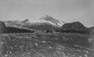 Vulkanlandschaft : Blick über eine Ebene auf den Vulkan Villarrica
