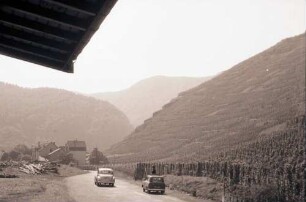 Walporzheim: Straße und Weinberg; Blickrichtung Altenahr