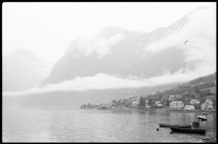Flåm: Aurlandfjord, Flåmbahn, Bahnhof mit angekommenen Zug [Blick auf Fjord]