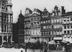 Brüssel / Bruxelles / Brussel, Grote Markt / Grand Place, mit Rathaus (links) und Zunfthäusern