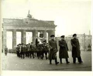 Eine Kompanie der Roten Armee am Jahrestag der Oktoberrevolution von 1917 am sowjetischen Ehrenmal im Tiergarten