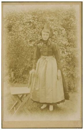 Portrait einer Frau in Tracht