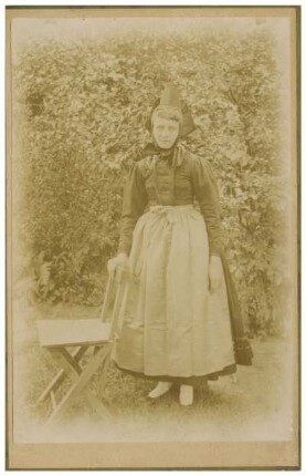 Portrait einer Frau in Tracht