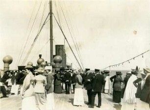 Touristen auf dem Hinterdeck des Passagierdampfers Victoria Luise : Bordaufnahmen. Touristen auf dem Hinterdeck des Passagierdampfers Victoria Luise