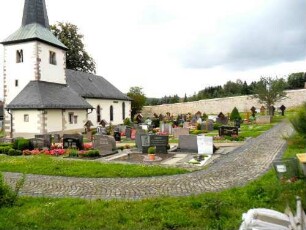 Soisdorf-Kirchhof von Nordosten mit Kirche (romanischer Chorturm mit Biforien) sowie Kirchhofmauer im Westen