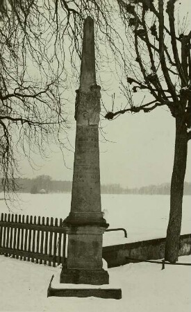Moritzburg, Postmeilensäule : Moritzburg. Postmeilensäule von 1730. Winteraufnahme