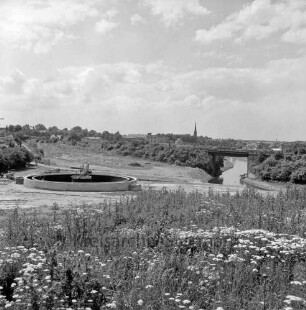 Zentralklärwerk: Anna-Heitmann-Weg: Vorklärbecken mit Laufsteg: Weg: Trave: