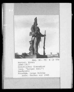 Potsdam. Lange Brücke, Skulptur Preußischer Grenadier sogenannter "Langer Kerl"
