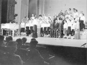 Gesangsdarbietung zum "Fest des Friedens und der Freundschaft" der DSF anlässlich des 70. Jahrestages der Oktoberrevolution in Berlin (Ost)