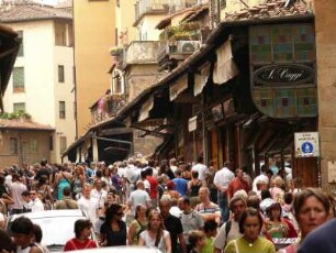 Besuchergedränge auf der Ponte Vecchio
