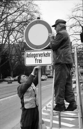 Freiburg: Anbringen von Schild Einbahnstraße
