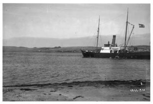 Rügen. Zicker See mit Frachtschiff