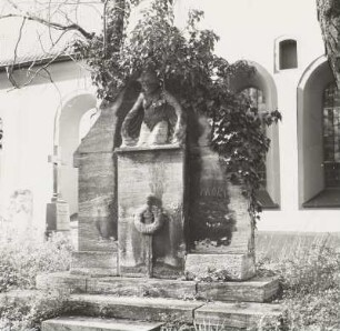 Denkmal für die Gefallenen des 1. Weltkrieges : Denkmal für die Gefallenen des 1. Weltkrieges. Sandstein (nach 1918). Leipzig-Wiederitzsch, Kirchhof