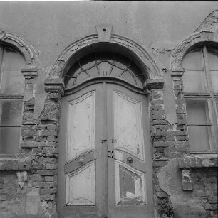 Schlichow. Herrenhaus : Dissenchen-Schlichow (Cottbus-Dissenchen). Herrenhaus, Gutshaus Schlichow (1780). Portal im Mittelrisalit