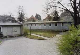 Sächsische Landesbibliothek - Staats- und Universitätsbibliothek Dresden. Zentralbibliothek (ehem. Universitätsbibliothek). Baracken auf dem Grundstück Mommsenstraße 9. Links Abteilung Erwerbung (ehemals Konsum-Verkaufsstelle), rechts Magazin Dissertationen : Dresden-Räcknitz, Mommsenstraße 9. Sächsische Landesbibliothek - Staats- und Universitätsbibliothek Dresden. Zentralbibliothek (ehem. Universitätsbibliothek). Baracken auf dem Grundstück Mommsenstraße 9. Links Abteilung Erwerbung (ehemals Konsum-Verkaufsstelle), rechts Magazin Dissertationen