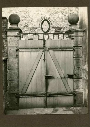 Webergasse 1. Geburtshaus von Martin Greif. Tor mit schmiedeeisernem Gitteraufsatz Innenseite