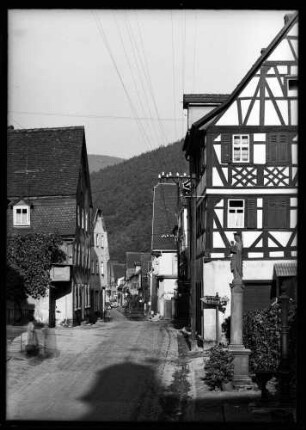 Innenstadt Freudenberg mit Marienstatue und Brunnen