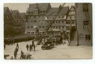 Landes-Feuerwehrtag zum 75-jährigen Jubiläum der freiwilligen Feuerwehr: Feuerwehrübung am Rathaus, im Hintergrund Robert-Mayer-Denkmal, Kaiserstraße, Käthchenhaus (Marktplatz 1), Schuhhandlung Wörz (Marktplatz 2)