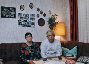 Ein Paar in seiner guten Stube, vor dem Beginn des Abend-Programmes hier: Familie in ihrem Wohnzimmer, Morsleben
