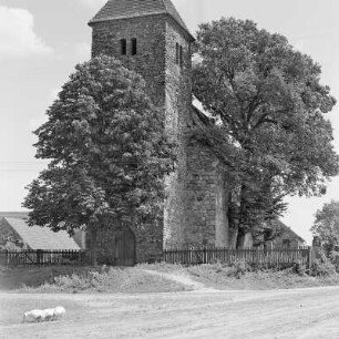 Die Dorfkirche in Gahlen bei Vetschau. : Wjesna cyrkej w Gołynje pola Wětošowa.