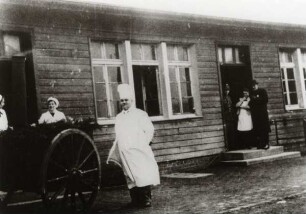 Koch vor der Küchenbaracke in der Werrekaserne. Detmold
