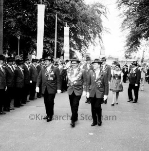 Schützen- und Volksfest: Veranstalter Heimatring und Ahrensburger Schützengilde: Umzug: Schützenkönig Walter Timm, Jungschützenkönig Klaus Sietz jr., Ritterin Bärbel Grimmler