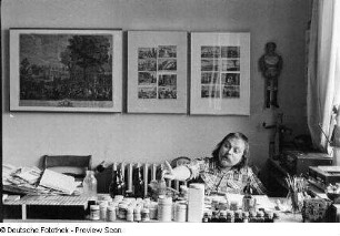 Der Mann (?) der Malerin und Grafikerin Hertha Günther in ihrem Atelier in Dresden