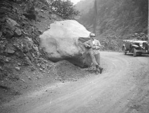 Der Geograph Martin Schwind vor dem sogenannten Hettner-Stein (Erratischer Block) (Japan-Aufenthalt 1934-1939)