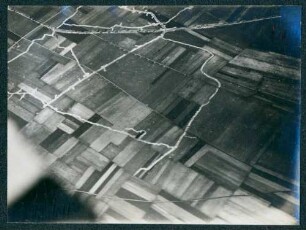 Foto eines neuen französischen Grabens östlich von Le Rutoire gegenüber den Infanterie-Regimentern 113 und 114 (Luftbild)