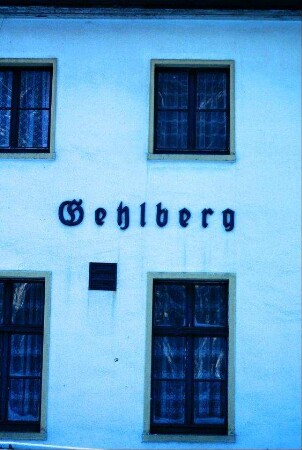 aus Holzbuchstaben gefertigter Schriftzug "Gehlberg" am Gebäude