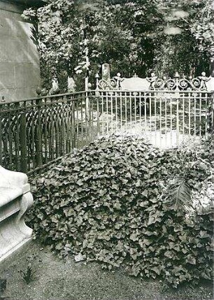 Hildebrand, Adolf von; Berlin - Charlottenburg, Lützow - Friedhof; Grabdenkmal der Familien Siemens - Detailansicht mit Bepflanzung