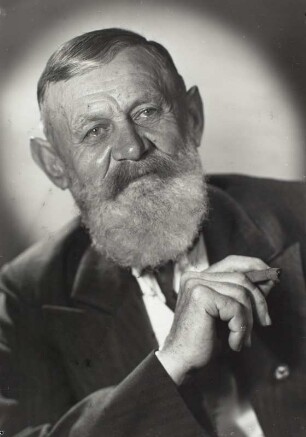 Porträt Arno Beuchler mit Zigarre