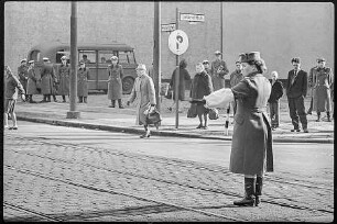 Verkehrspolizistin beim Verkehrsregeln, 1966. SW-Foto © Kurt Schwarz.