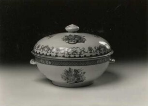 Terrine (1740/1750, China; Porzellan, Aufglasurmalerei; Höhe 15,2 cm, Ø 28,1 cm; Staatliche Kunstsammlungen Dresden (SKD))