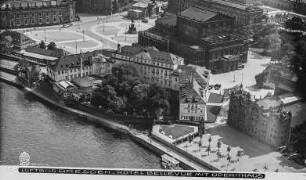 Dresden-Altstadt. Theaterplatz mit Hotel Bellevue. Luftbild-Schrägaufnahme von Norden