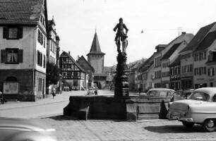 Gengenbach: Brunnen und Straße mit Oberem Tor