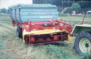 Ladewagen mit eingebautem Scheibenmähwerk