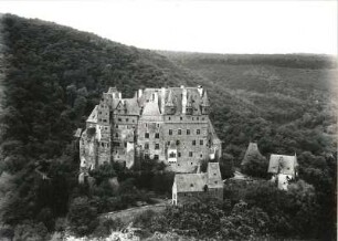 Burg Eltz : Wierschem. Burg Eltz mit Burgtor. Ansicht von Nordosten