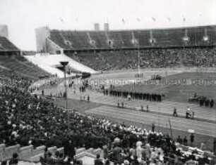 Beim "Acht-Nationen-Sportfest", einer Leichtathletikmeisterschaft der alliierten Soldaten, im Olympiastadion