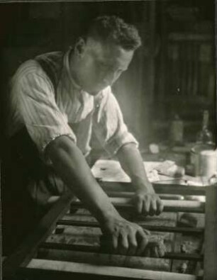 Schreinerei J. Schmitt: Geselle beim Arbeiten