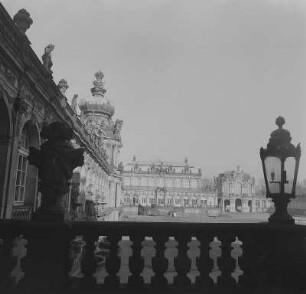Dresden. Zwinger, Blick vom Zoologischen Pavillon zum Mathematisch-Physikalischen Salon und zum Wallpavillon