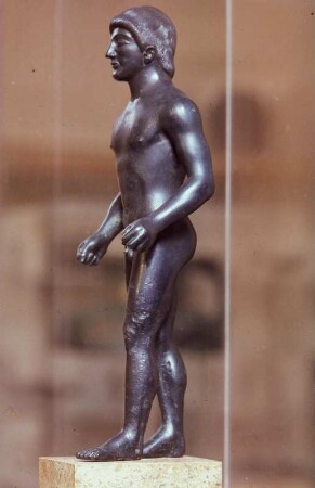 Athen. Archäologisches Nationalmuseum 6445. Kuros. Bronzevotiv von der Akropolis, 24cm, spätes 6. Jh. v. Chr