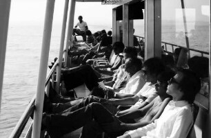 26. Tagung 1976 Physiker; Aufbruch zur Mainau: Sich Sonnende auf Deck