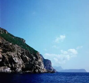 Kyra Panagia. Östliche Steilküste, dahinter die Nachbarinsel Gioura